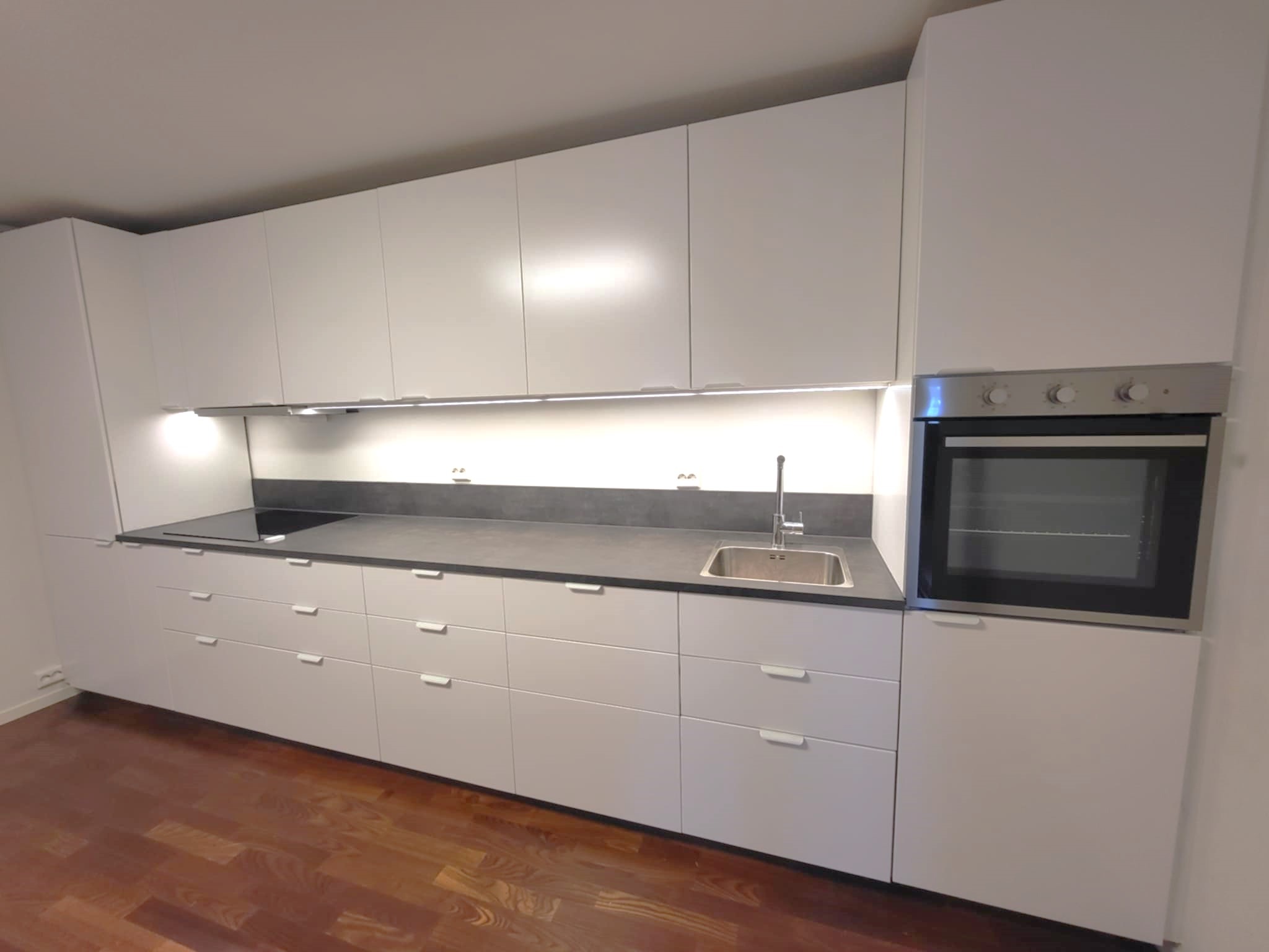 Åpen kjøkkenløsning. Nyoppusset i 2025. Hvitevarer inkl. kjøleskap, induksjonsplate, oppvaskmaskin og stekeovn 